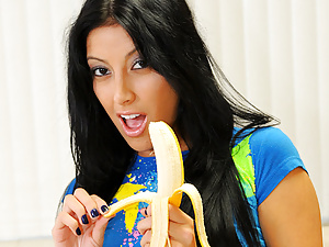 Nubile Kimberly Gates uses her talented fingers to get off